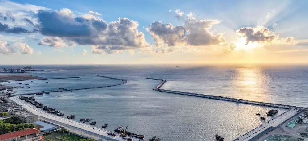 东方八所中心渔港东港区防波堤修复